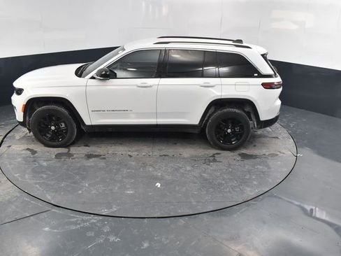 Used 2023 Jeep Grand Cherokee Limited image 32