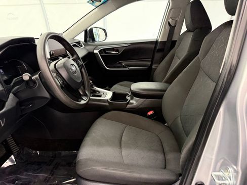 Used 2025 Toyota RAV4 XLE FWD image 10