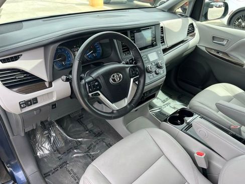 Used 2018 Toyota Sienna XLE w/ XLE Navigation Package FWD image 13
