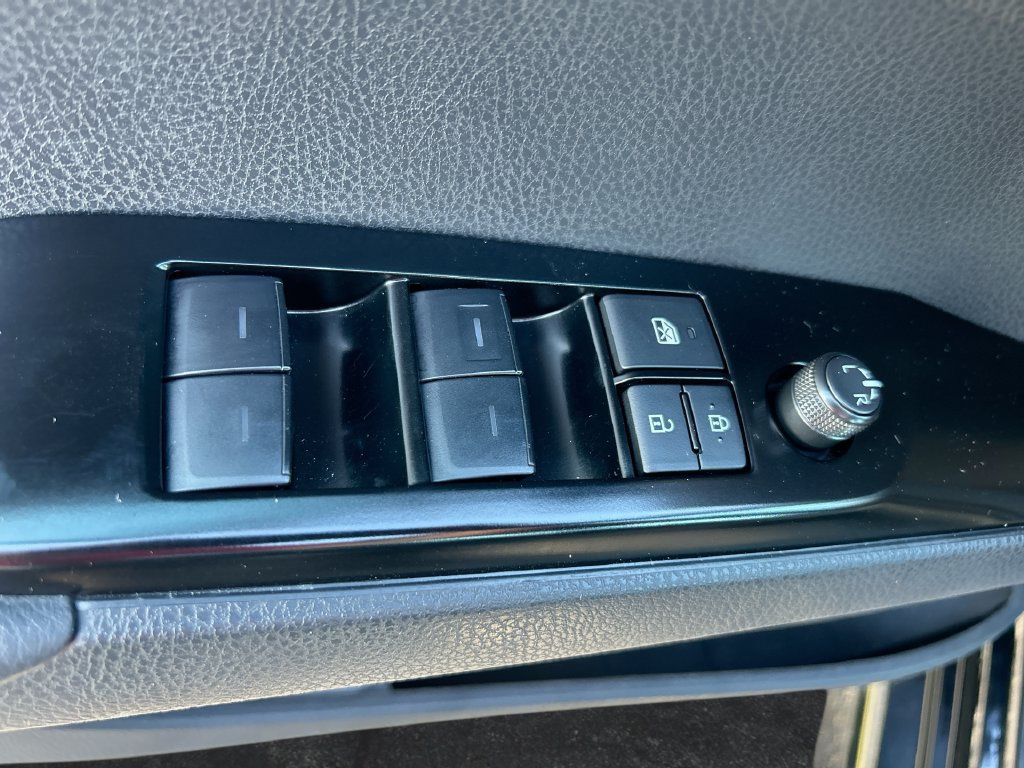 Used 2025 Toyota Camry SE FWD image 13