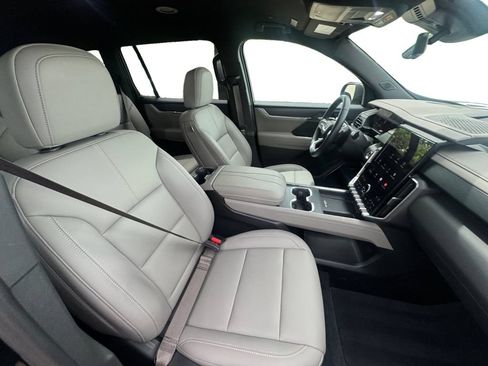 Certified 2026 GMC Acadia Elevation w/ Elevation Premium Package FWD image 15
