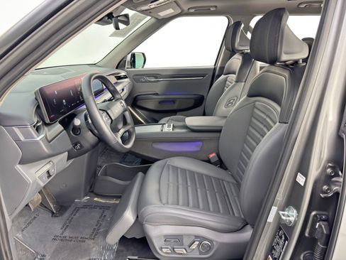 Used 2024 Kia EV9 Land image 17