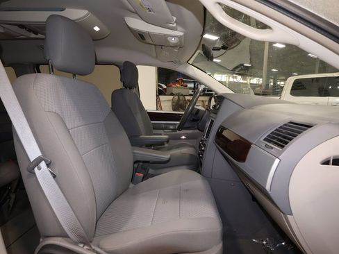 Used 2010 Chrysler Town & Country Touring image 16