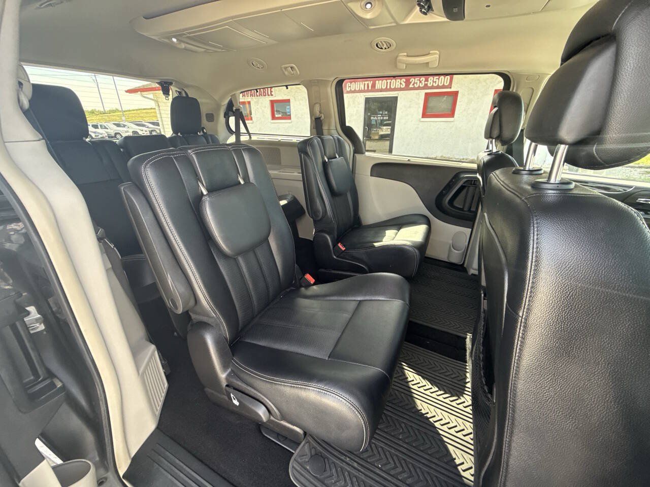 Used 2016 Chrysler Town & Country Touring-L w/ Driver Convenience Group FWD image 15