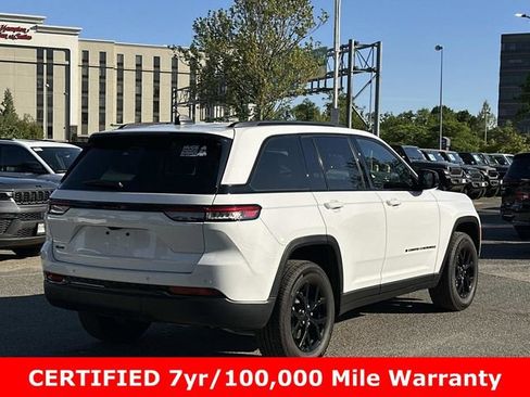 Used 2024 Jeep Grand Cherokee Altitude AWD/4WD image 3