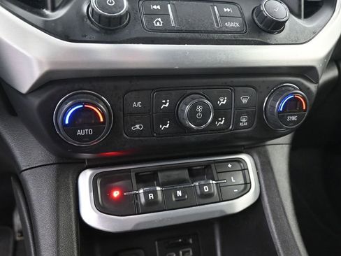 Used 2020 GMC Acadia SLT w/ Driver Alert Package II image 32