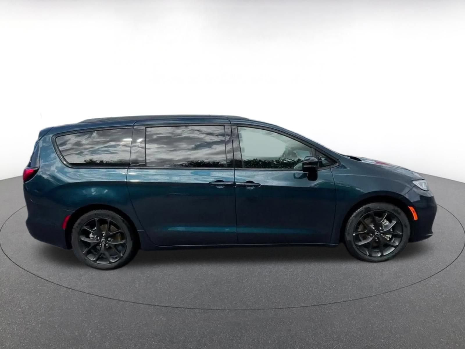 Used 2025 Chrysler Pacifica Limited FWD image 15