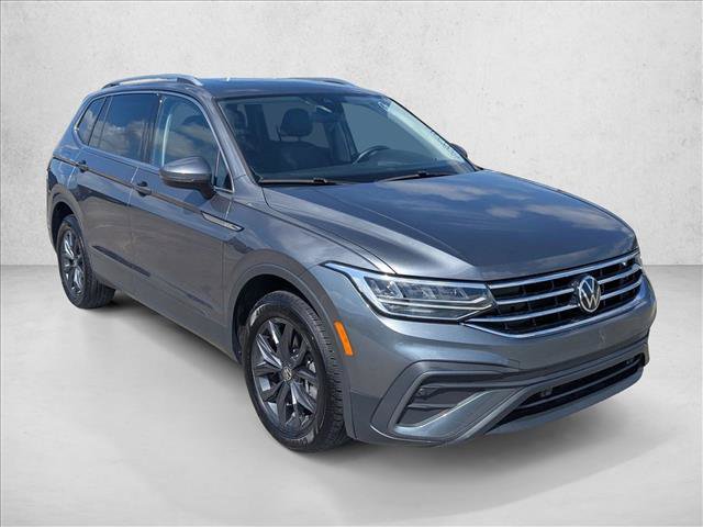 Used 2024 Volkswagen Tiguan SE w/ Panoramic Sunroof Package FWD image 3