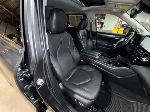 Used 2023 Toyota Highlander Limited AWD/4WD image 16