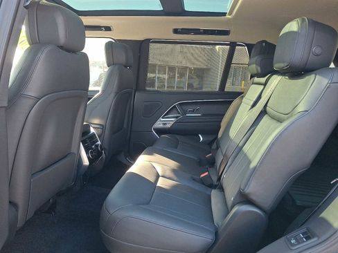 Used 2024 Land Rover Range Rover Long Wheelbase SE image 10