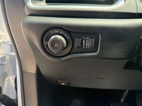 Used 2025 Chrysler Pacifica Limited FWD image 18