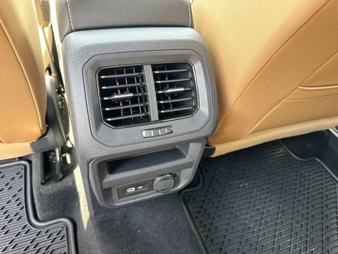 Used 2023 Volkswagen Tiguan SE AWD/4WD image 16