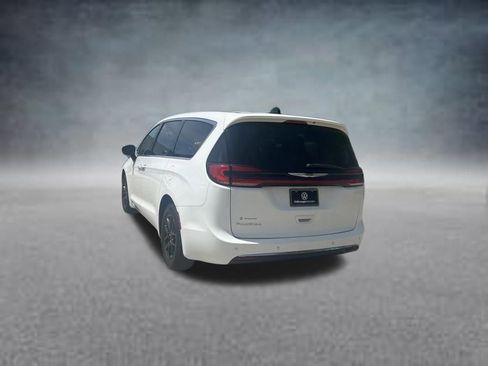 Used 2023 Chrysler Pacifica Touring-L FWD image 3