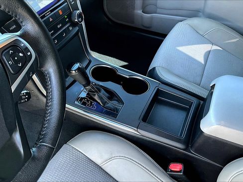 Used 2016 Toyota Camry SE w/ Moonroof Package image 13