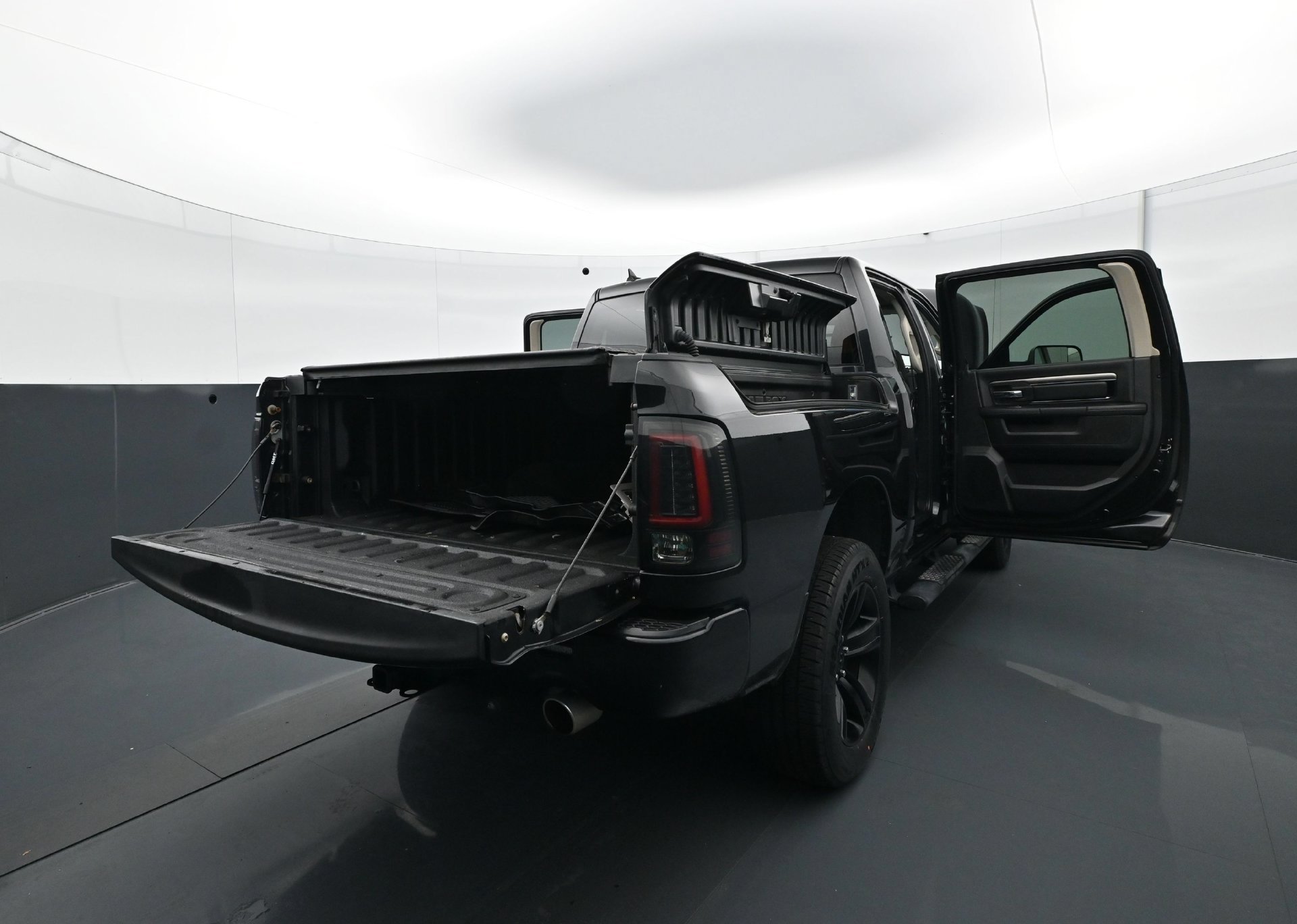 Used 2015 RAM 1500 Sport w/ Black Ram 1500 Sport Group AWD/4WD image 34