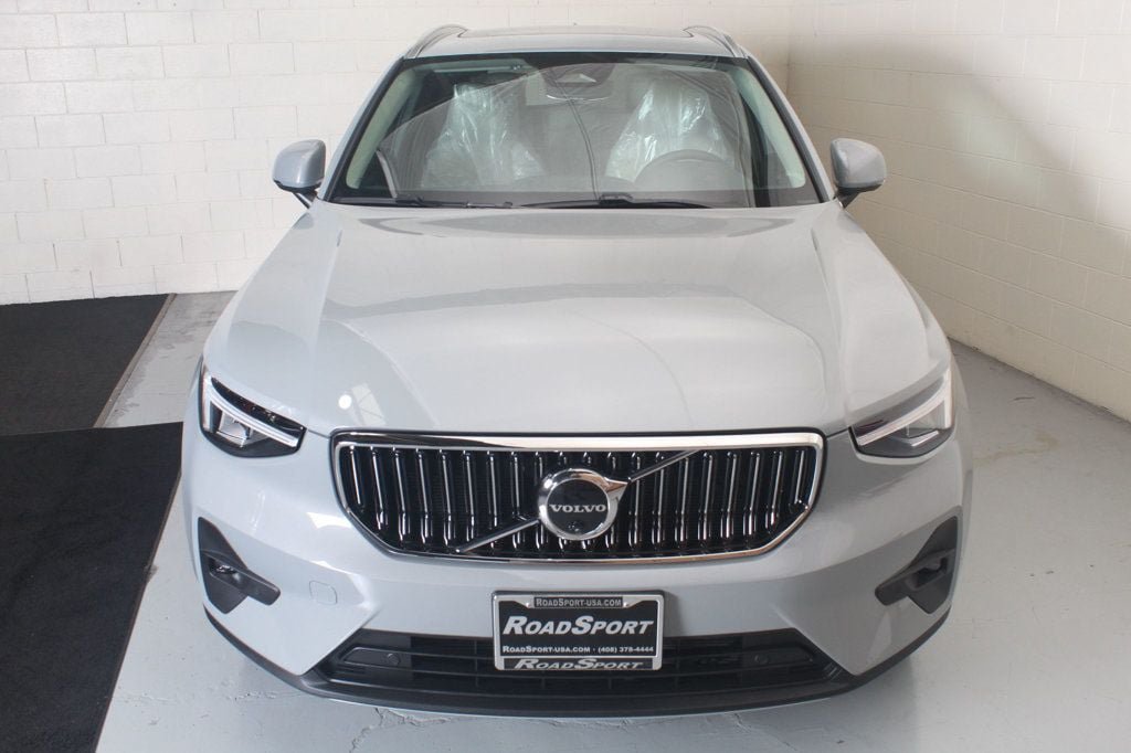Used 2025 Volvo XC40 B5 Plus AWD/4WD image 3