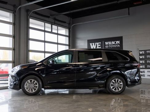 Used 2025 Toyota Sienna LE image 1