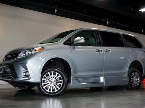 Used 2019 Toyota Sienna XLE Premium FWD image 88