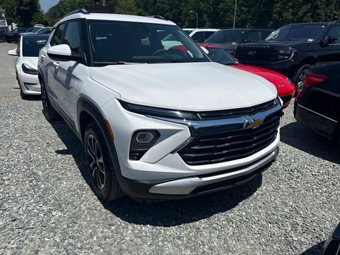 Used 2026 Chevrolet TrailBlazer LT FWD image 2