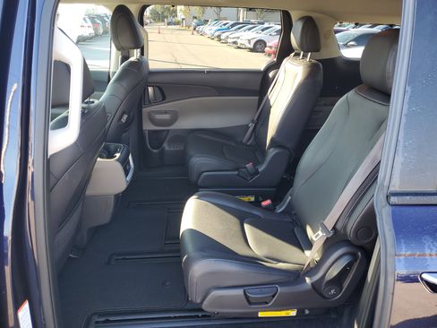 Certified 2025 Kia Carnival EX image 16