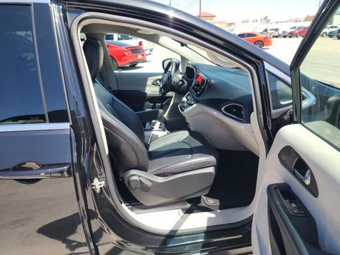Used 2023 Chrysler Pacifica Touring-L image 23