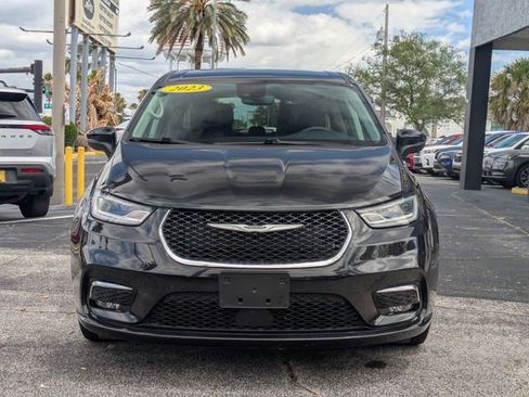 Used 2023 Chrysler Pacifica Touring-L FWD image 2