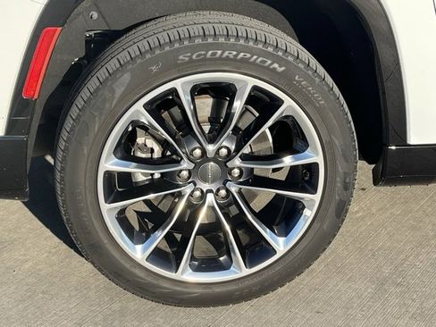 Used 2023 Jeep Wagoneer L Series III w/ Premium Group I image 6