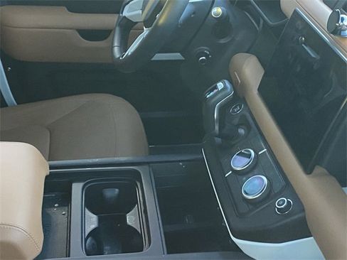 Used 2024 Land Rover Defender 110 SE image 6