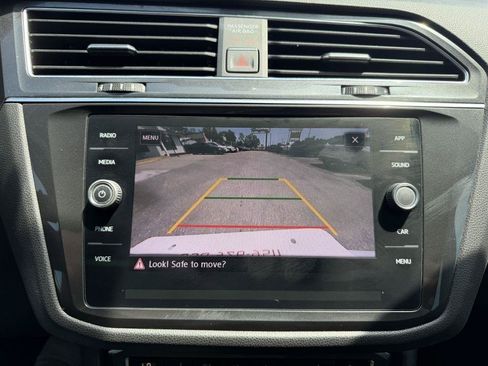 Used 2018 Volkswagen Tiguan SE w/ Panoramic Sunroof Package FWD image 18