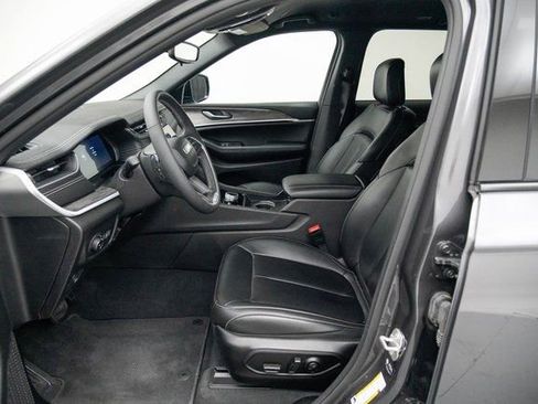 Used 2024 Jeep Grand Cherokee Limited image 23