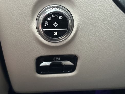 Used 2025 Mercedes-Benz C 300 Sedan image 32