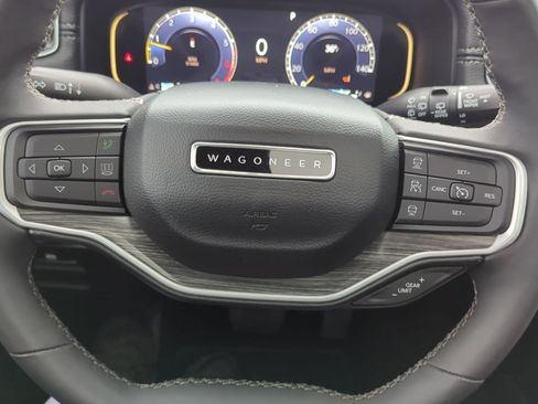 Used 2023 Jeep Wagoneer L Series III w/ Premium Group I image 17