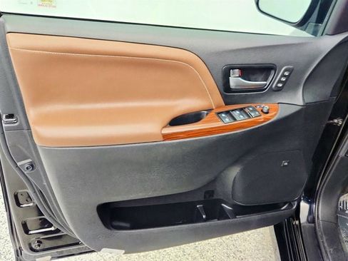 Used 2020 Toyota Sienna Limited Premium image 11