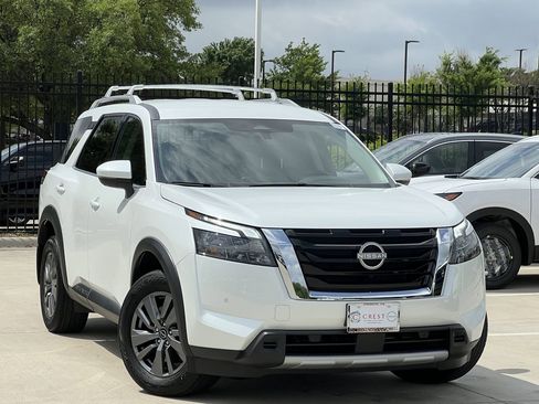 Certified 2025 Nissan Pathfinder SL image 2