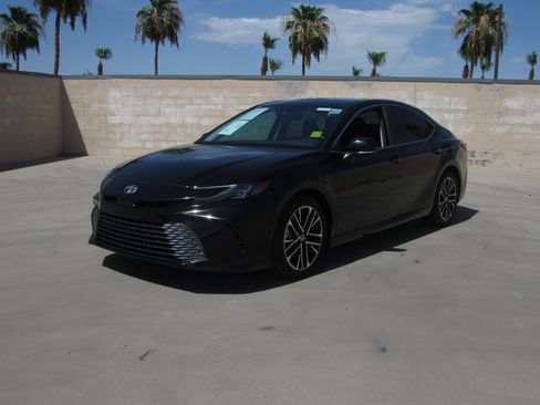 Used 2025 Toyota Camry XLE FWD image 1
