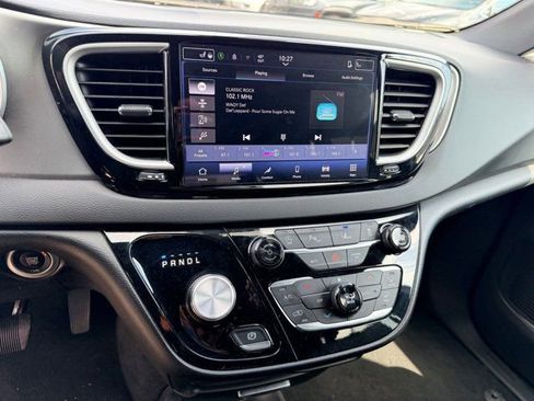 Certified 2025 Chrysler Pacifica Select image 25