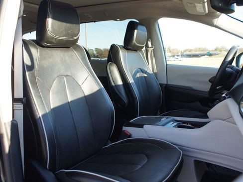 Used 2022 Chrysler Pacifica Limited image 25