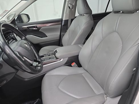 Used 2023 Toyota Highlander Limited FWD image 16