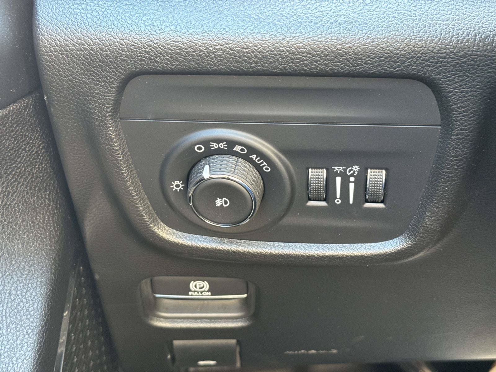 Used 2023 Jeep Grand Cherokee Overland AWD/4WD image 24