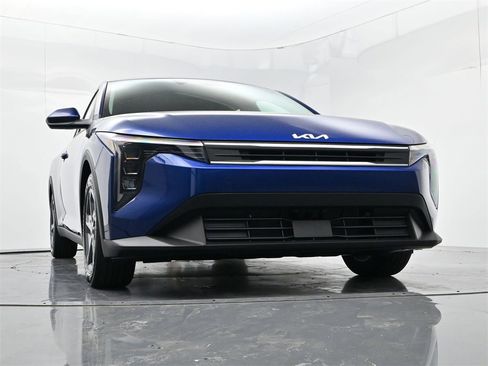 New 2025 Kia K4 LXS image 32