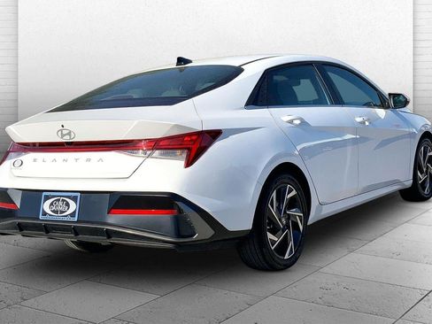 Used 2025 Hyundai Elantra SEL FWD image 12