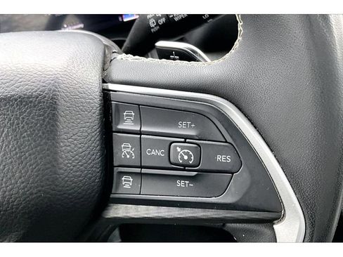 Used 2024 Jeep Grand Cherokee Laredo AWD/4WD image 27