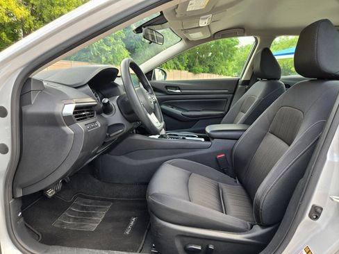 Used 2024 Nissan Altima 2.5 SV FWD image 9