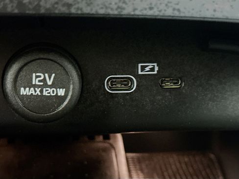 Used 2025 Volvo XC40 B5 Plus image 26