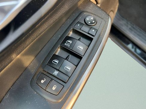 Used 2019 Jeep Cherokee Latitude w/ Popular Appearance Group AWD/4WD image 19