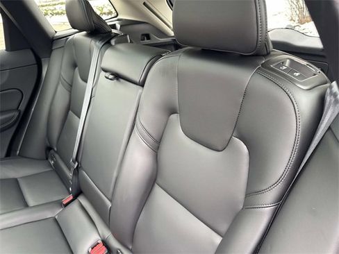 Used 2024 Volvo XC60 B5 Core image 12