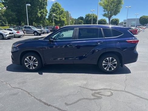 Used 2023 Toyota Highlander XLE AWD/4WD image 2