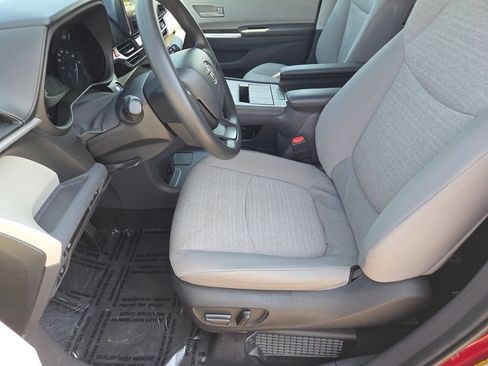 Used 2024 Toyota Sienna LE FWD image 6