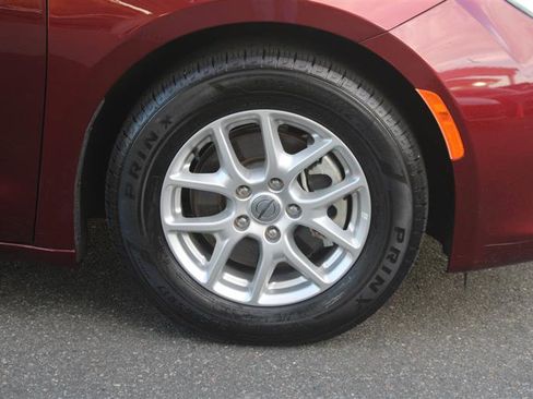 Used 2023 Chrysler Voyager LX image 10