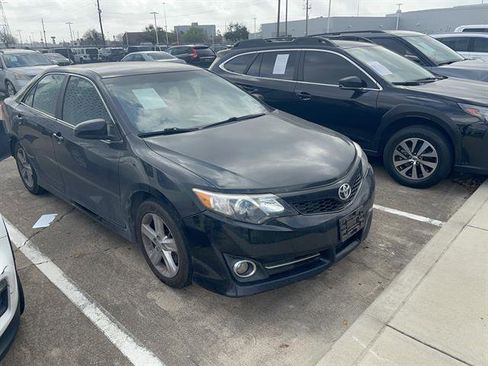 Used 2014 Toyota Camry SE image 2